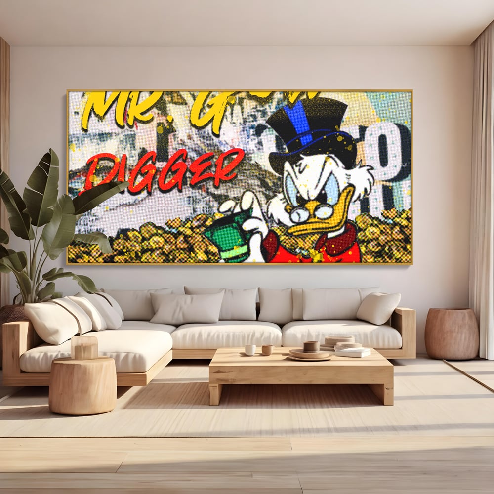 Tablou canvas cu tablou canvas cu scrooge mcduck si bani, in rama de aluminiu auriu, pe perete intr-un living